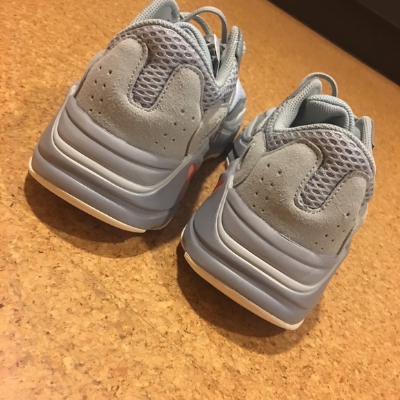 Yeezy Boost 700 - Picture 7 of 8